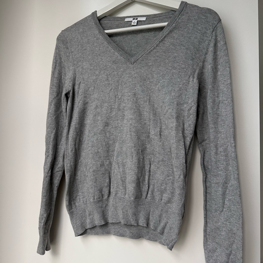 Uniqlo Women's V-Neck Sweater in Heather Gray